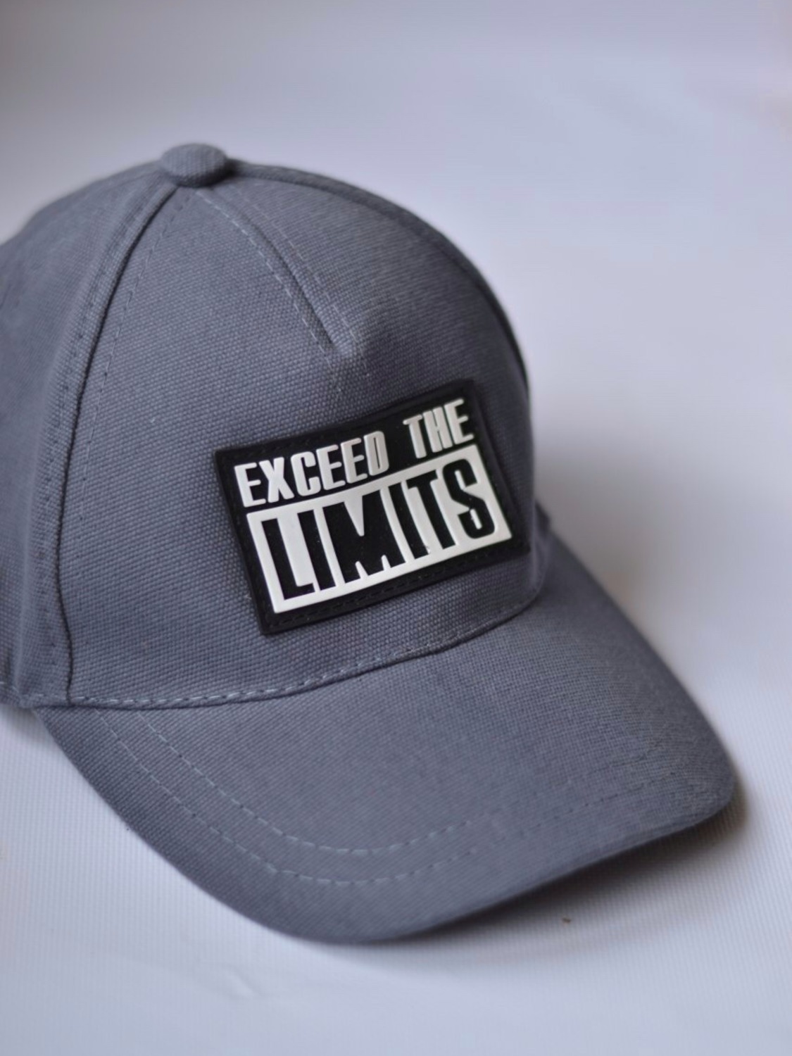 Чоловіча бейсболка в сірому кольорі "Limits"